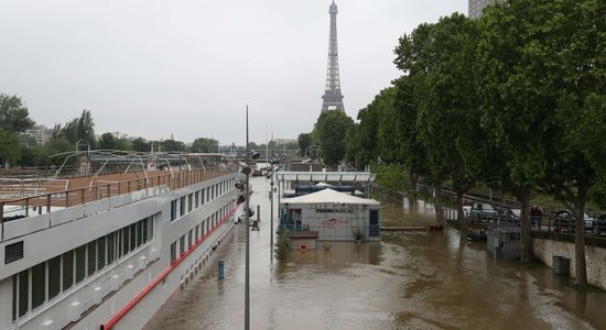 Foto: Francijā plūdu dēļ slēdz Luvras muzeju; steidz glābt mākslas vērtības