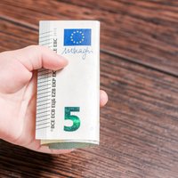 Pētījums: pērn vidējā mēneša alga pieaugusi līdz gandrīz 900 eiro