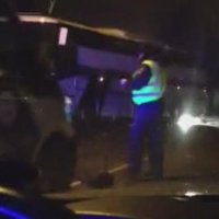 Rīgā policijas busiņš notriec stabu (video)