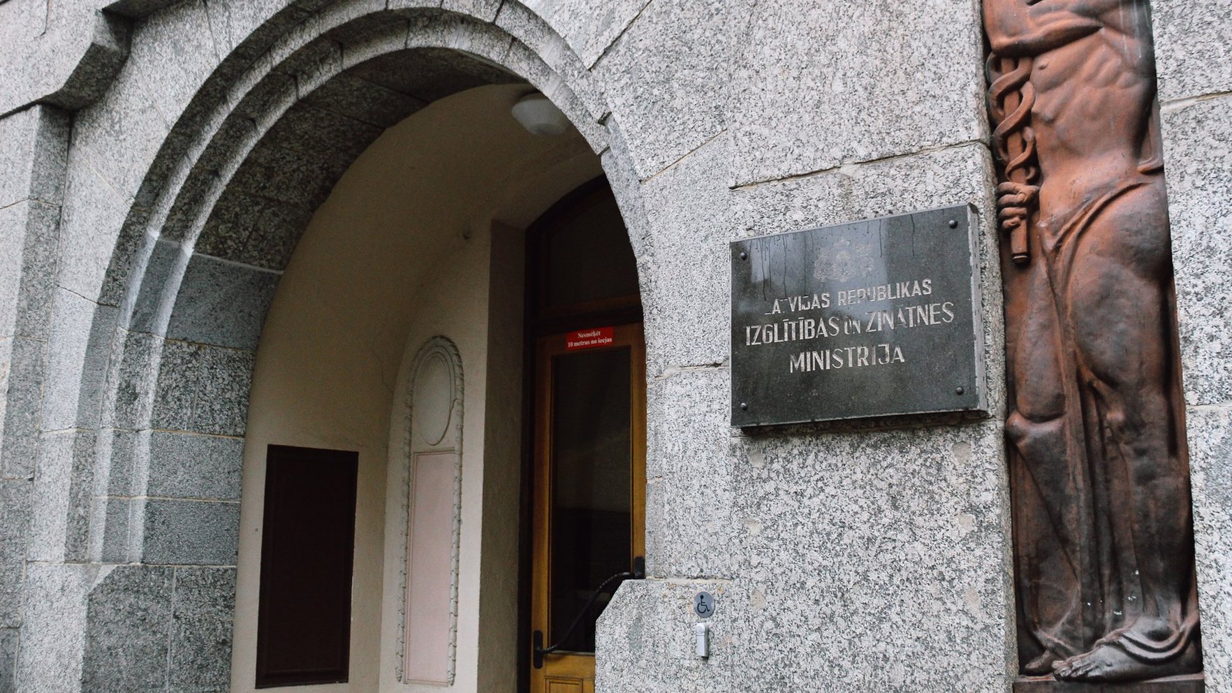 Darbu pametusi uz pārbaudes laiku atstādinātā IZM Informācijas tehnoloģiju departamenta direktore