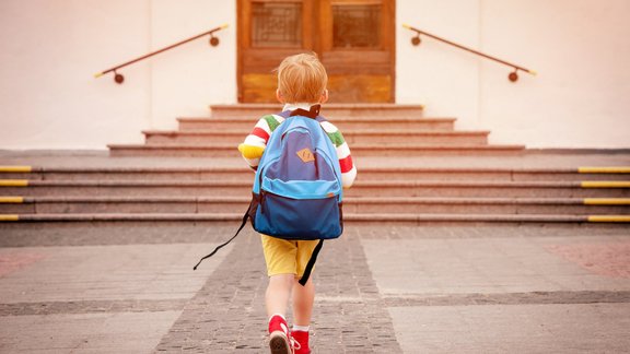 pirmklasnieks skola skolas soma bērns zēns skolēns 