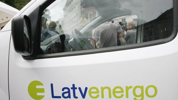 Latvenergo prezentē elektroautomašīnas  Doma laukumā   - 4