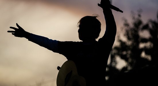 Eda Šīrana koncerta laikā Lucavsalā fiksēta neatļauta drona lietošana