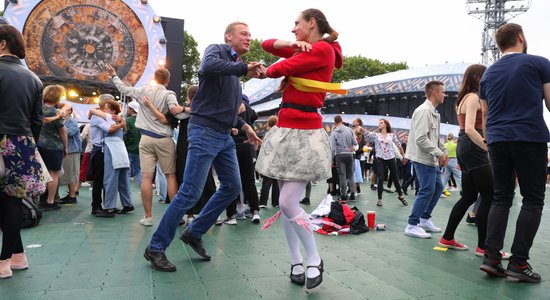 Foto: Līdz rīta gaismai – kā dejotāji līksmoja ballē Daugavas stadionā