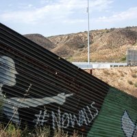 Meksikas mākslinieks izveidojis divus kilometrus garu gleznojumu uz robežmūra ar ASV