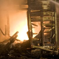 В Адажи открытым пламенем горели ангары: огонь уничтожил семь автомобилей