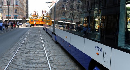 "Vīrietis tramvajā filmē manu bērnu" – pasažiere Rīgā piedzīvo nepatīkamu situāciju