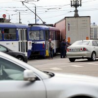 Foto: Avārijas dēļ nedaudz aizkavējusies tramvaju satiksme uz Pārdaugavu