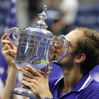 Medvedevs izcīna pirmo titulu un neļauj Džokovičam tikt pie 'Grand Slam'