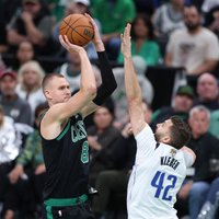 Porziņģim 12 punkti un skaisti bloķēti metieni; "Celtics" izcīna otro uzvaru NBA finālā
