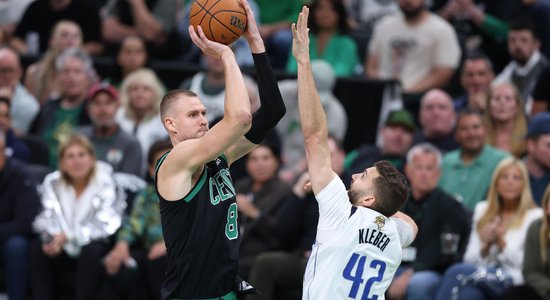 Porziņģim 12 punkti un skaisti bloķēti metieni; "Celtics" izcīna otro uzvaru NBA finālā