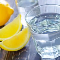 Citronūdens - bieds veseliem zobiem? Speciālists skaidro, kāpēc izvairīties no regulāras citronūdens dzeršanas