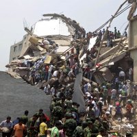 Turpinās izmisīga sagruvušās ēkas drupās Bangladešā iesprostoto glābšana; bojāgājušo skaits sasniedz 160