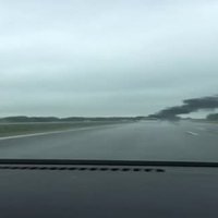 Video: Ceļā no Kauņas uz Augstkalni ar atklātu liesmu deg auto