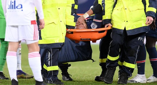 PSG piedzīvo ceturto zaudējumu šosezon; Neimārs laukumu pamet uz nestuvēm