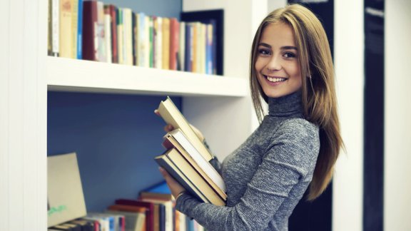 students jaunietis bibliotēka studēt mācības 