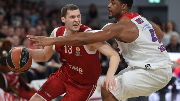 Bamberg Janis Strelnieks vs CSKA forward Kyle Hines