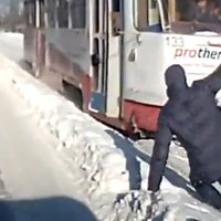 Video: Ukrainā vīrietis gandrīz iet bojā zem tramvaja
