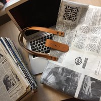 ФОТО: латвийские дизайнеры создали сумочки из старых газет
