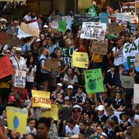 Austrālijā skolēni demonstrācijās pieprasa no valdības rīcību klimata jautājumos