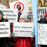 'Kārli, ej mājās!': RPIVA protestē pret Šadurski un reformām