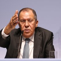 Lavrovs: Krievija un Turcija attīstīs militāras saites, neraugoties uz ASV sankcijām