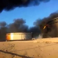 Pēc 'Daesh' uzbrukuma Lībijā aizdegušās milzīgas naftas tvertnes