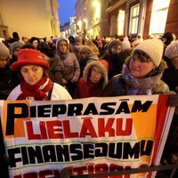 Video: Simtiem dusmīgu pedagogu pie Saeimas sagaida deputātus