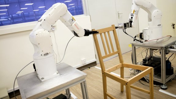 Robots saliek IKEA krēslu