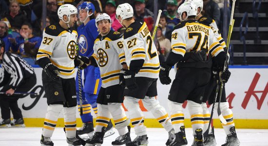 'Sabres' ielaiž septiņus vārtus un 'sausā' zaudē NHL līderei 'Bruins'