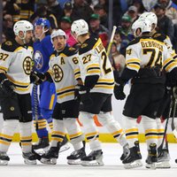 'Sabres' ielaiž septiņus vārtus un 'sausā' zaudē NHL līderei 'Bruins'