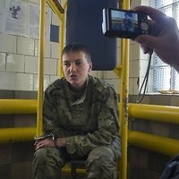 Apcietinātā Ukrainas pilote apstiprina, ka uz Krieviju izvesta 'ar maisu galvā'