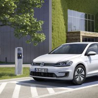 Tirdzniecībā Latvijā nonācis VW modernizētais elektromobilis 'e-Golf'