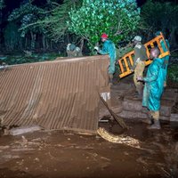 Foto: Sagrūstot dambim, Kenijā ūdens aizslauka simtiem māju