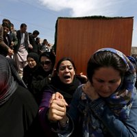 Afgānietes lauž bēru paražas un nes nepamatoti nolinčotās sievietes zārku