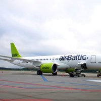 Фото: airBaltic получила 19-й самолет Airbus A220-300