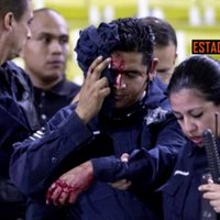Kautiņā pēc Meksikas futbola čempionāta mača cietuši divi desmiti policistu