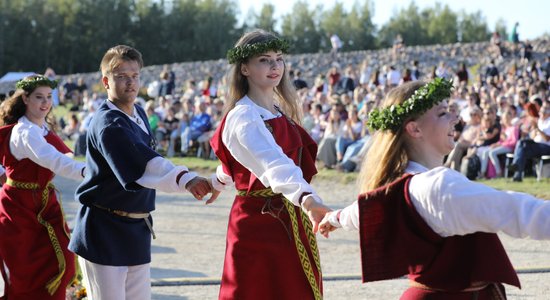 Foto: Likteņdārzā par godu Baltijas ceļam izskanējis koncerts 'Saule. Pērkons. Daugava'