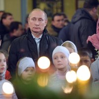 ФОТО: Путин встретил Рождество в храме в Тверской области