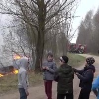 Video: ugunsdzēsēji niedrāju ugunsgrēku Bolderājā dzēsuši sešas stundas