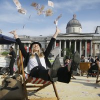 В Лондоне протестующие против коррупции превратили Трафальгарскую площадь в "налоговый оазис"