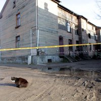 Foto: Daļēji sagruvusi māja Torņakalnā, no kuras evakuēti cilvēki