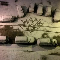 Foto: Sniegputeņa laikā sāk uzdarboties autovadītāji-mākslinieki