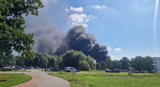 При тушении горевшего ангара в Адажи пострадали двое сотрудников VUGD