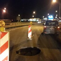 ФОТО: На съезде с Южного моста образовалась глубокая яма