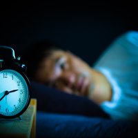 Seši bieži sastopami iemesli, kāpēc naktī neizdodas iemigt