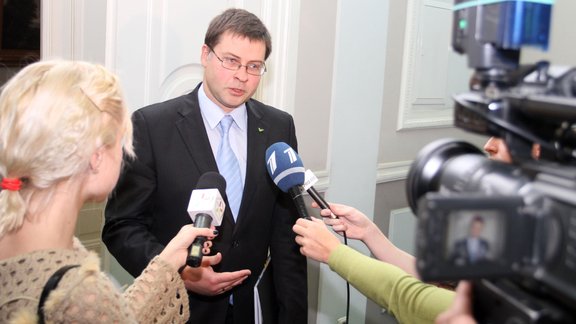 Dombrovskis tiekas ar ZZS