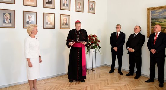 Foto: Atklāj Saeimas priekšsēdētāja vietas izpildītāja trimdā Jāzepa Rancāna portretu