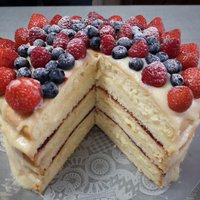 Seškārtainā lauku torte ar vārīto krēmu un dzērveņu zapti