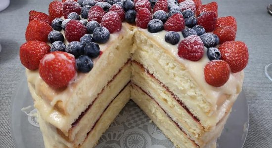 Seškārtainā lauku torte ar vārīto krēmu un dzērveņu zapti